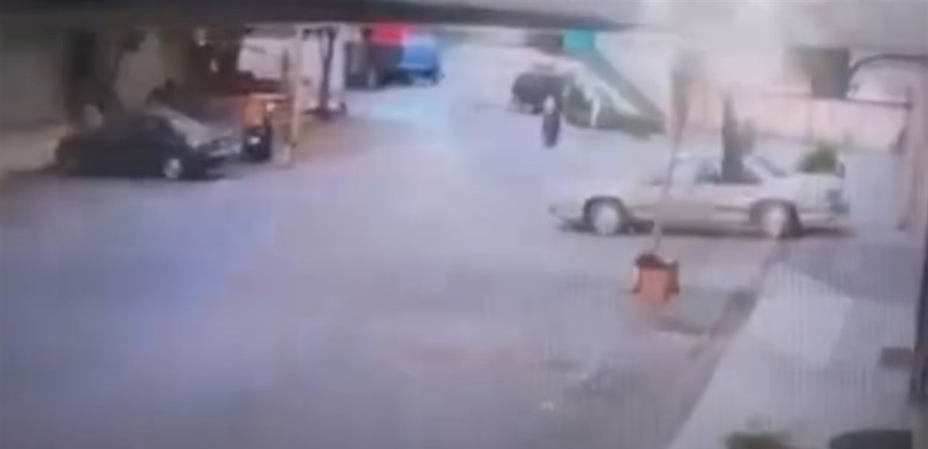 كأنه زلزال: ألسنة النار خرجت من تحت الأرض.. كاميرا مراقبة توثق لحظة استهداف نصرالله (فيديو)