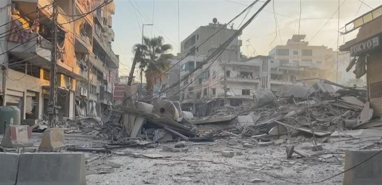 صورة من منطقة الرويس.. شاهدوا آثار الدمار إثر الغارة اليوم