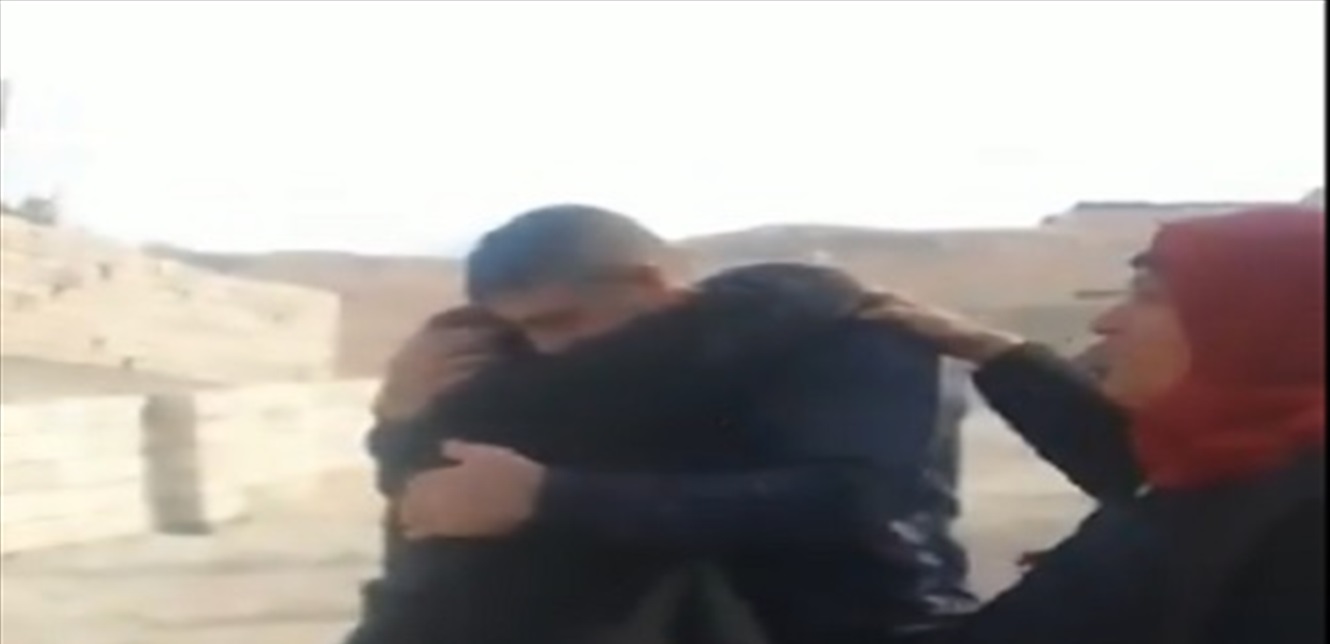 قادماً من سوريا... وصول أوّل سجين لبنانيّ مُحرّر إلى بلدة عرسال (فيديو) 