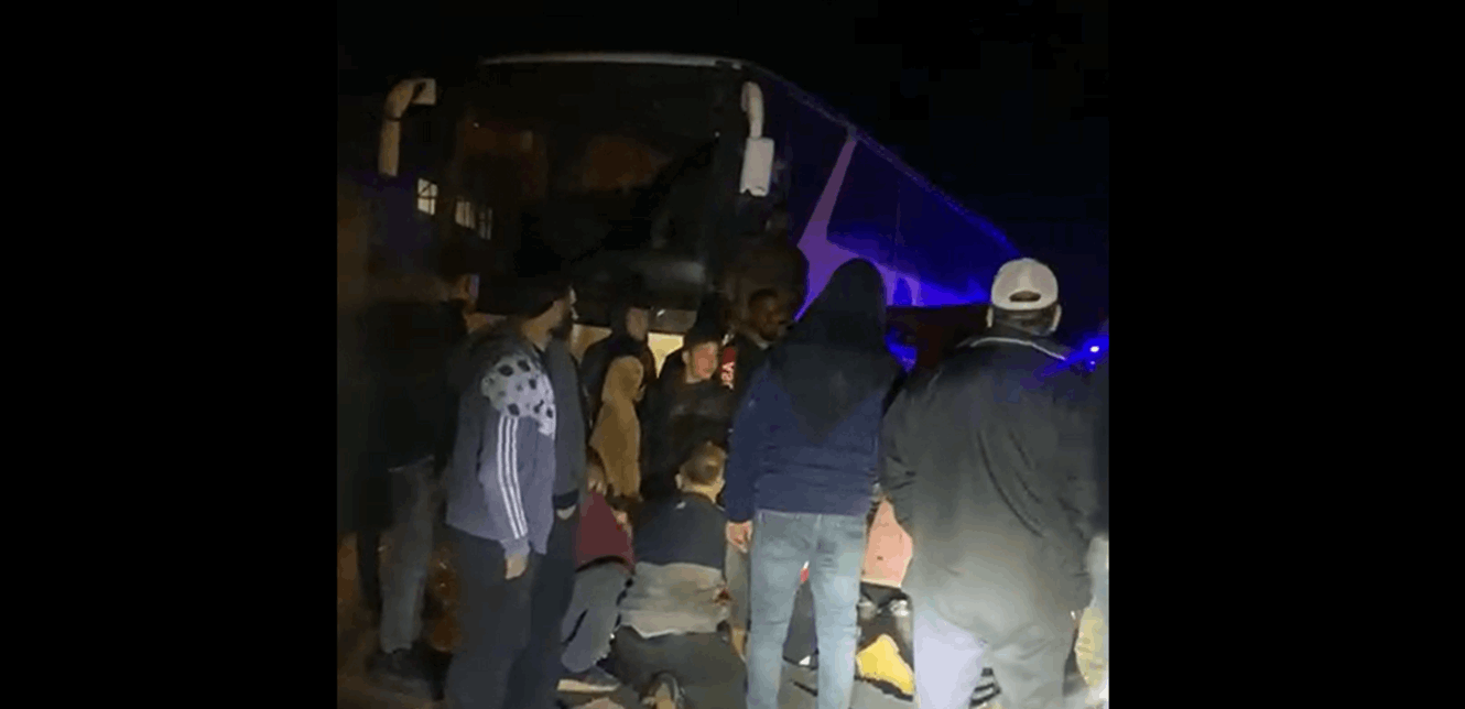 حادث مروّع بين حافلة للجيش و فان للركاب.. فيديو يرصد المشهد