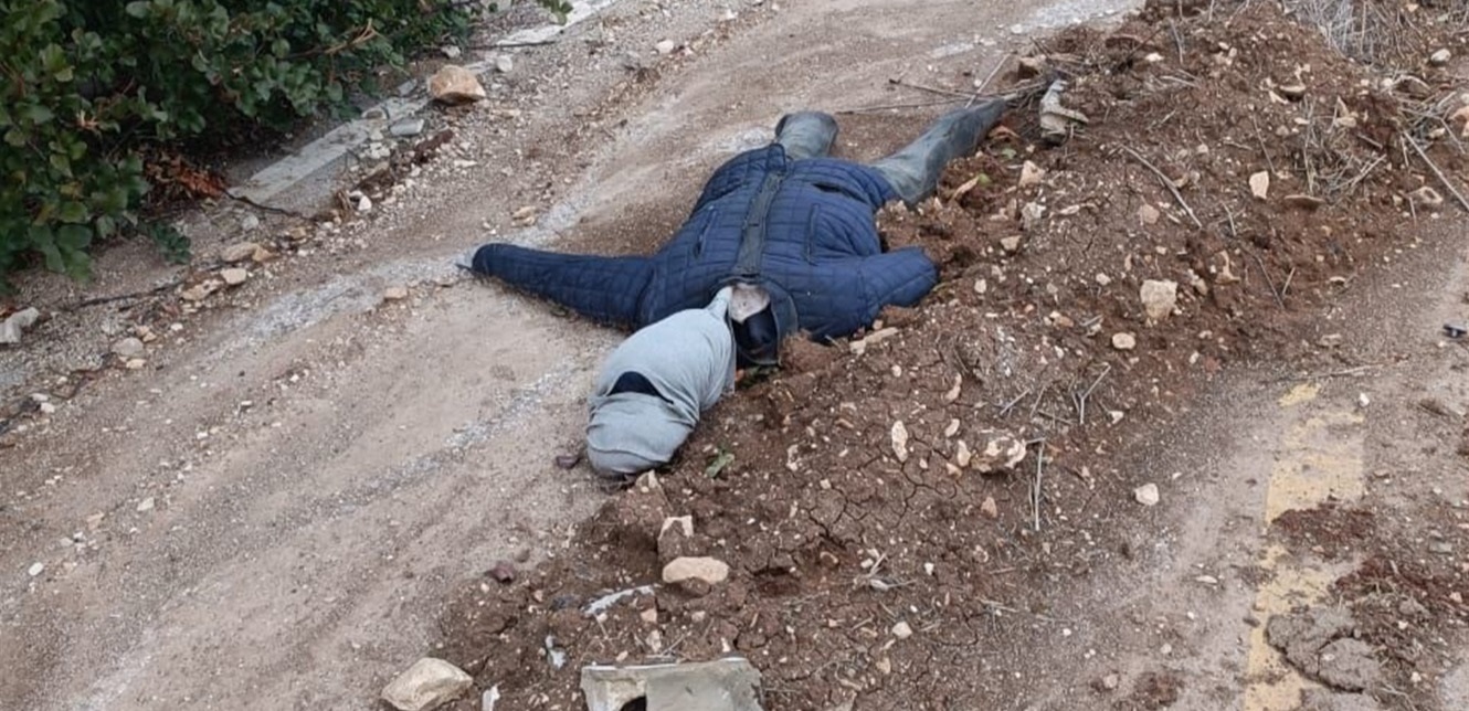بالصور: مجسمات جثث في الجنوب.. هذا ما فعله العدو الإسرائيلي قبل انسحابه