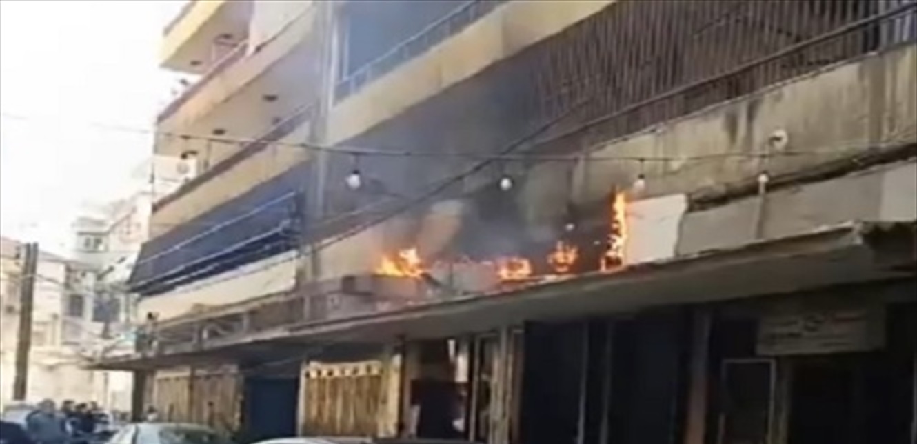 حريق داخل معمل... وخوفٌ من انفجار قوارير غاز في داخله (فيديو)