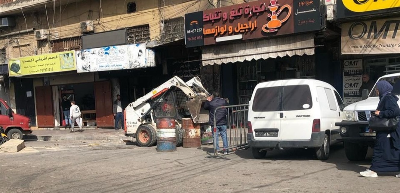 إزالة العوائق من أمام مبنى فصيلة التل في طرابلس
