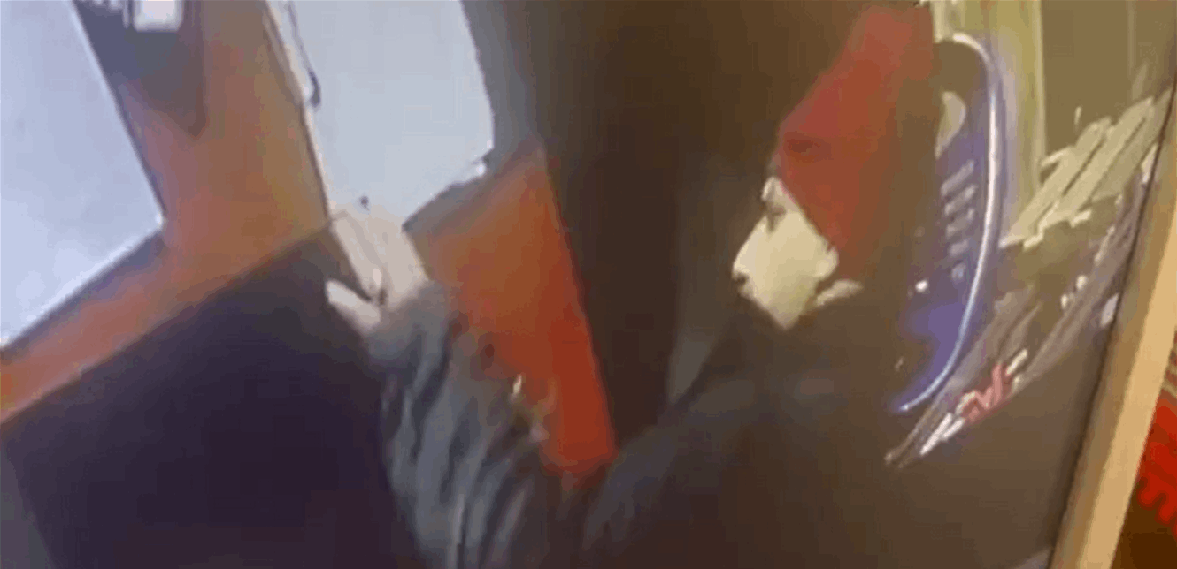 بالفيديو.. هكذا سرق صندوق المال من داخل متجر في طرابلس