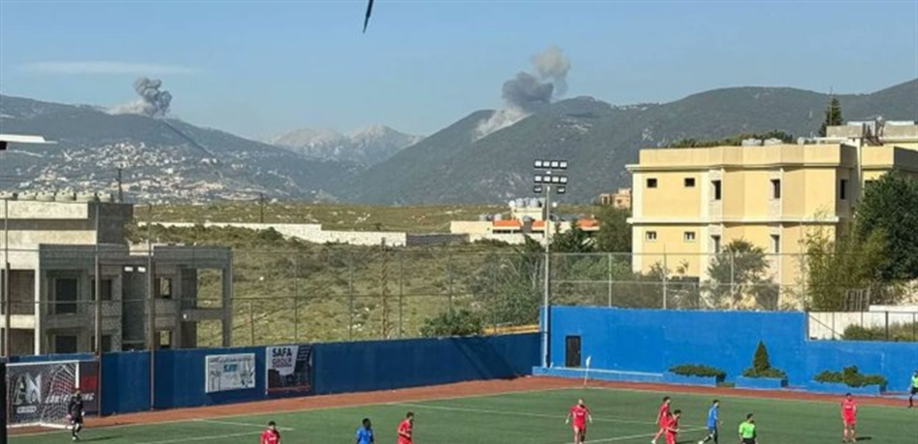 وسط غارات إسرائيلية تحاصر الملعب... شاهدوا بالفيديو ما فعله لاعبو كرة القدم!
