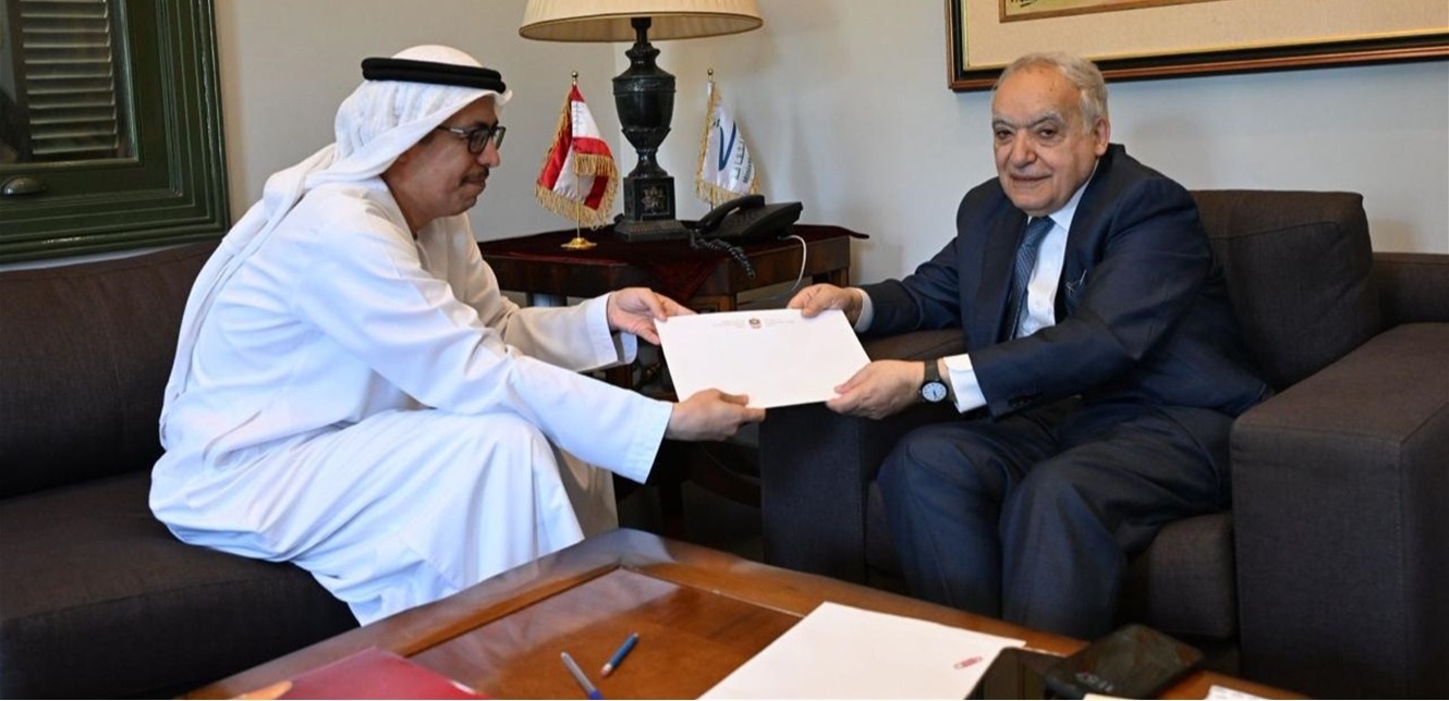 وزير الثقافة تسلم دعوة من القائم بالأعمال الاماراتي لإلقاء محاضرة في مؤتمر عن الاوضاع الدولية