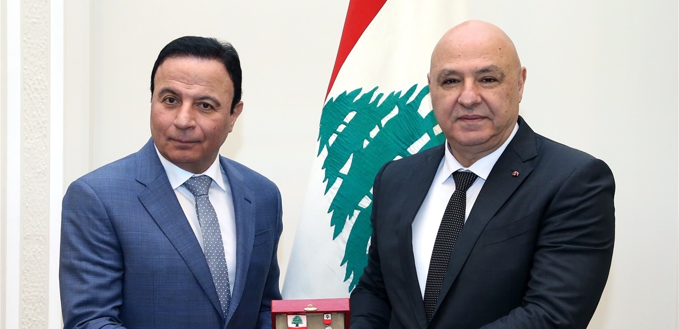 عون يمنح رجل الأعمال شارل حنا وسام الإستحقاق اللبناني الفضي