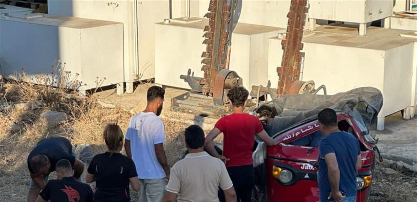 سيارة اصطدمت بالمستديرة وانقلبت... حادث مروّع في هذه المنطقة (صور)