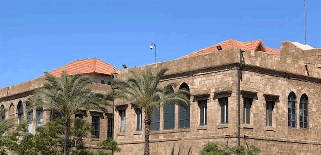 حركة غير مُعتادة قرب مبنى مستوصف بلدية الميناء.. وهذا ما تبين