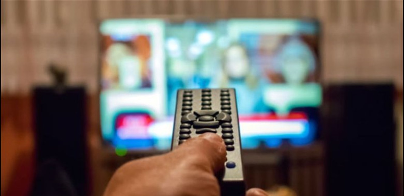  مقدمات نشرات الأخبار المسائية ليوم الاثنين