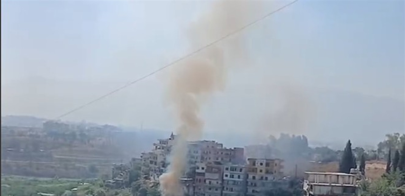 اندلاع حريق أعشاب في أبي سمراء.. ومخاوف من امتداده إلى المباني السطنية