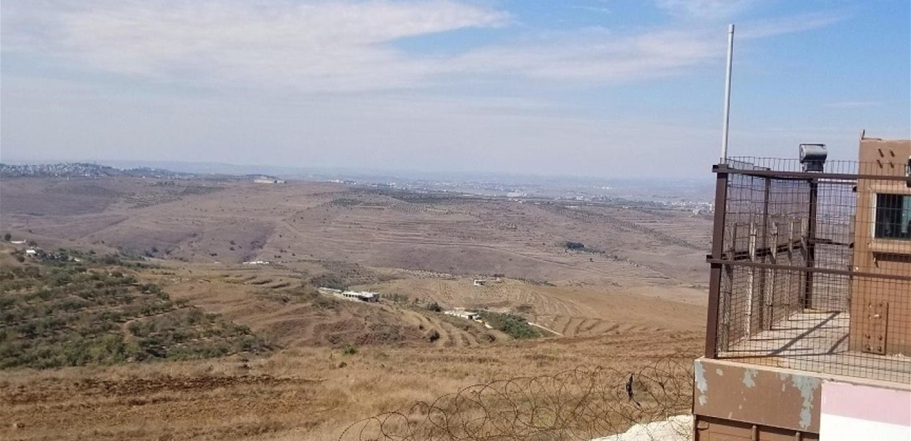 بالصورة.. طائرة عسكرية لبنانية تُحلق فوق الحدود مع سوريا