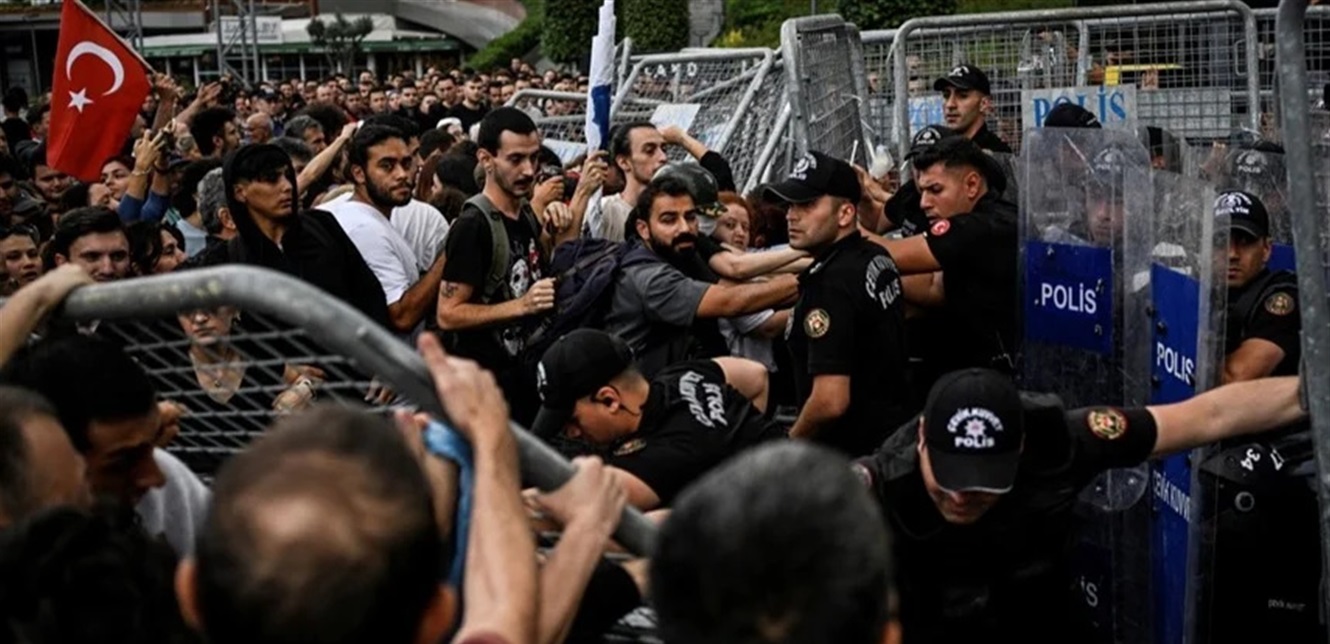 بالفيديو.. نواب يمنعون الشرطة من اقتحام مقر حزب بالكراسي والطاولات!