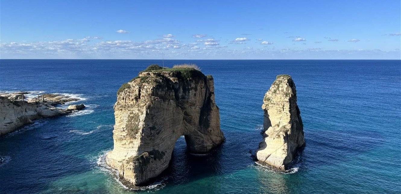 صورة مفاجئة... بماذا أضاء الحزب صخرة الروشة؟
