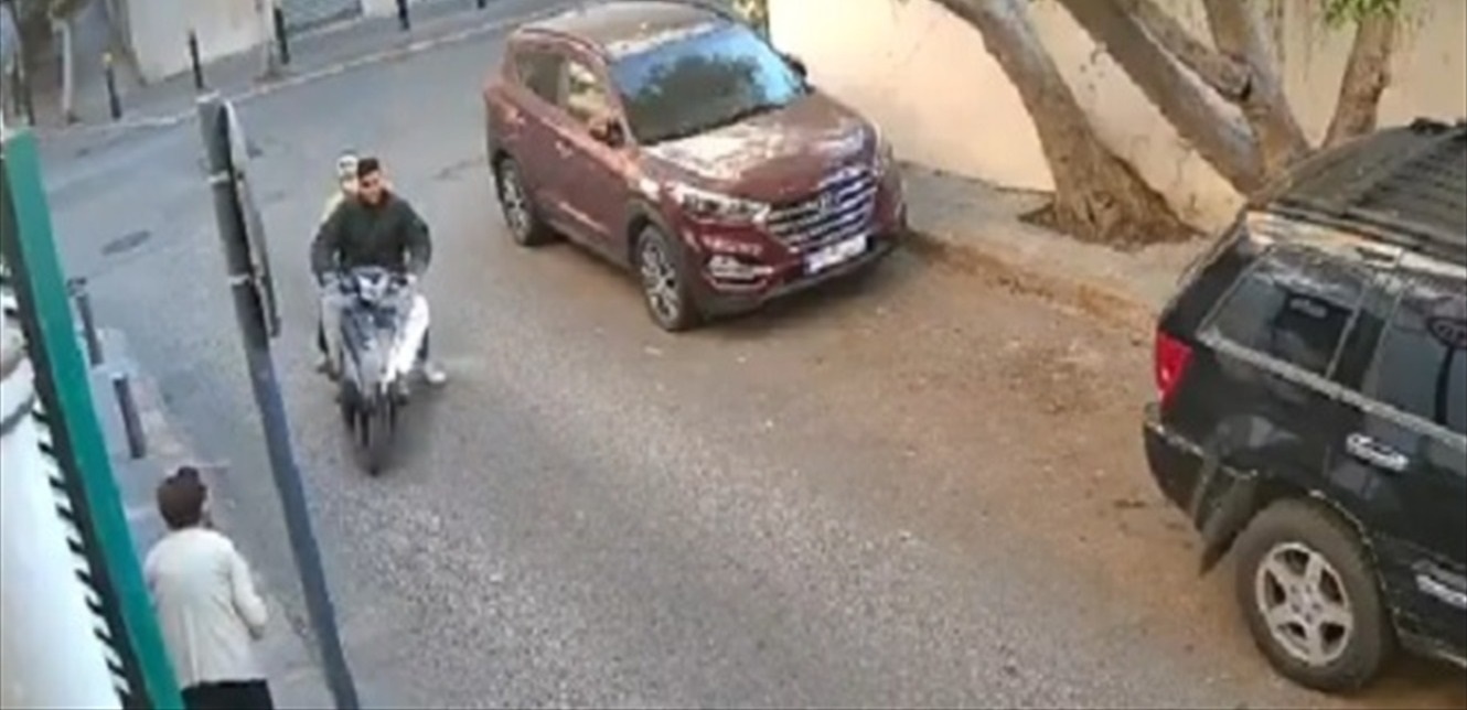 في منطقة الأشرفية... شاهدوا ما فعله شخصان بسيّدة مسنّة (فيديو)