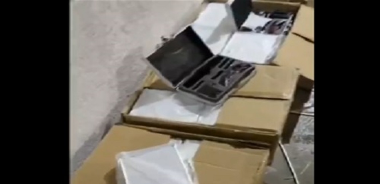 الإشتباه بحمولة فان... شاهدوا بالفيديو ما ضبطته الجمارك في داخله
