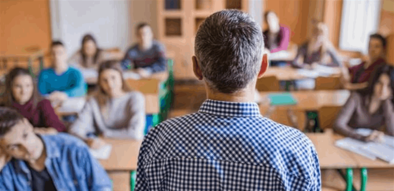 الأستاذ الجامعي: آخر حصون الوعي في عصر السرعة