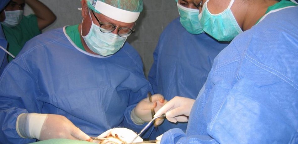 بالفيديو.. طبيب يشغل البث الحي في "فيسبوك" خلال إجرائه عملية تجميل 