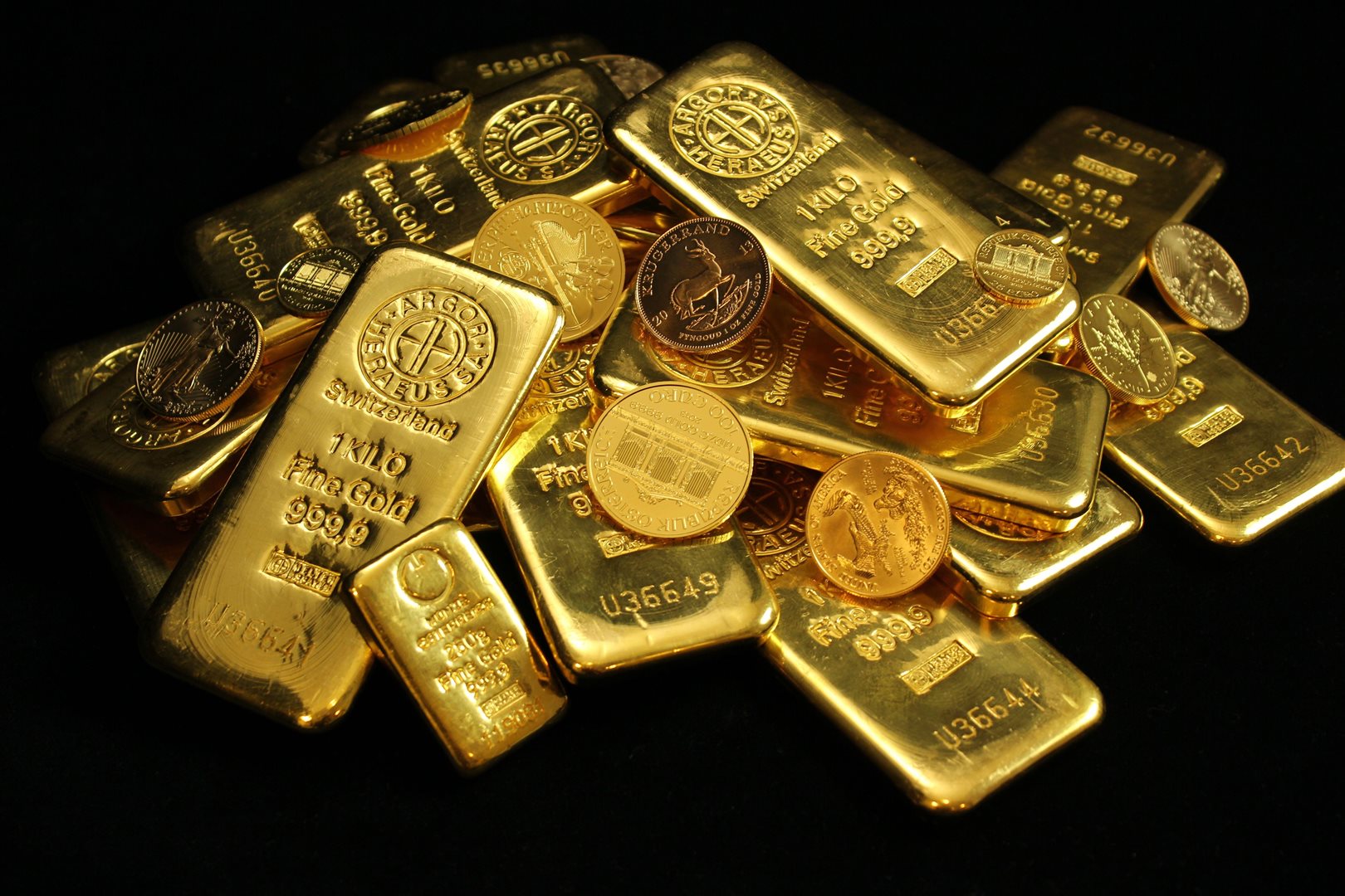 الذهب يرتفع مع تراجع الدولار.. وخسارة أسبوعية تلوح في الأفق