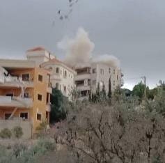 بالفيديو... لحظة إستهداف مبنى في ميفدون