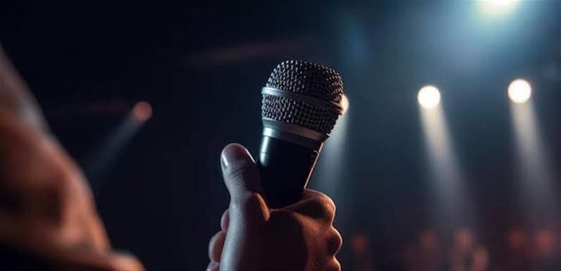 بعد فترة من الغياب.. فنان شهير يطل في أحد الأعراس بـ لوك جديد (صور)