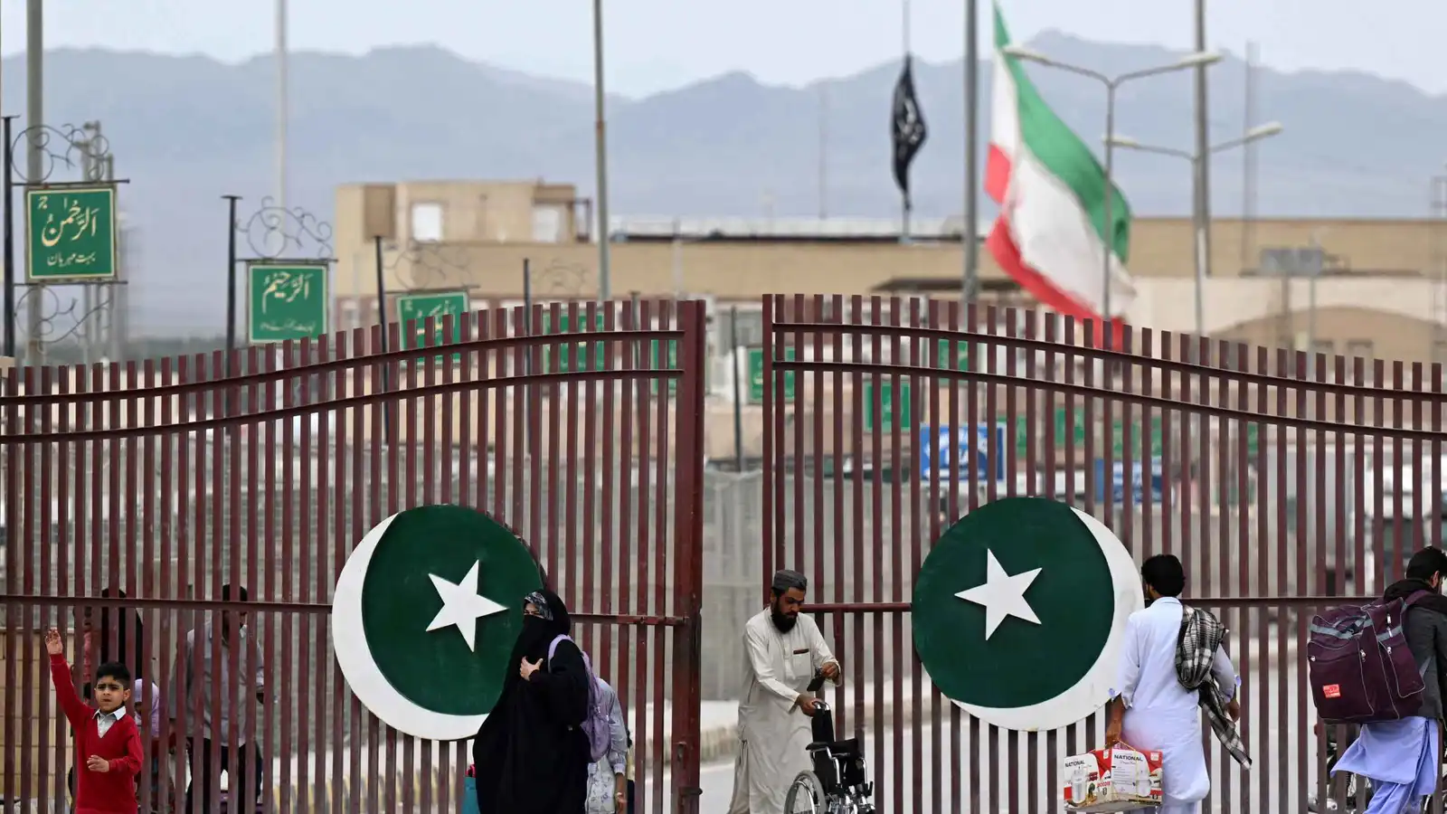 باكستان تغلق معبراً حدودياً مع إيران.. ما السبب؟
