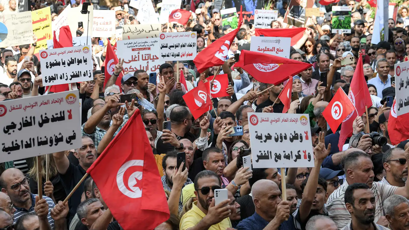الشارع ملك الشعب.. احتجاجات واسعة في تونس