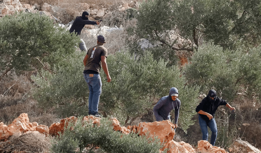 مستوطنون يهاجمون موكباً دبلوماسياً في الضفة الغربية..  ويعتدون على رئيس بلدية فرنسي