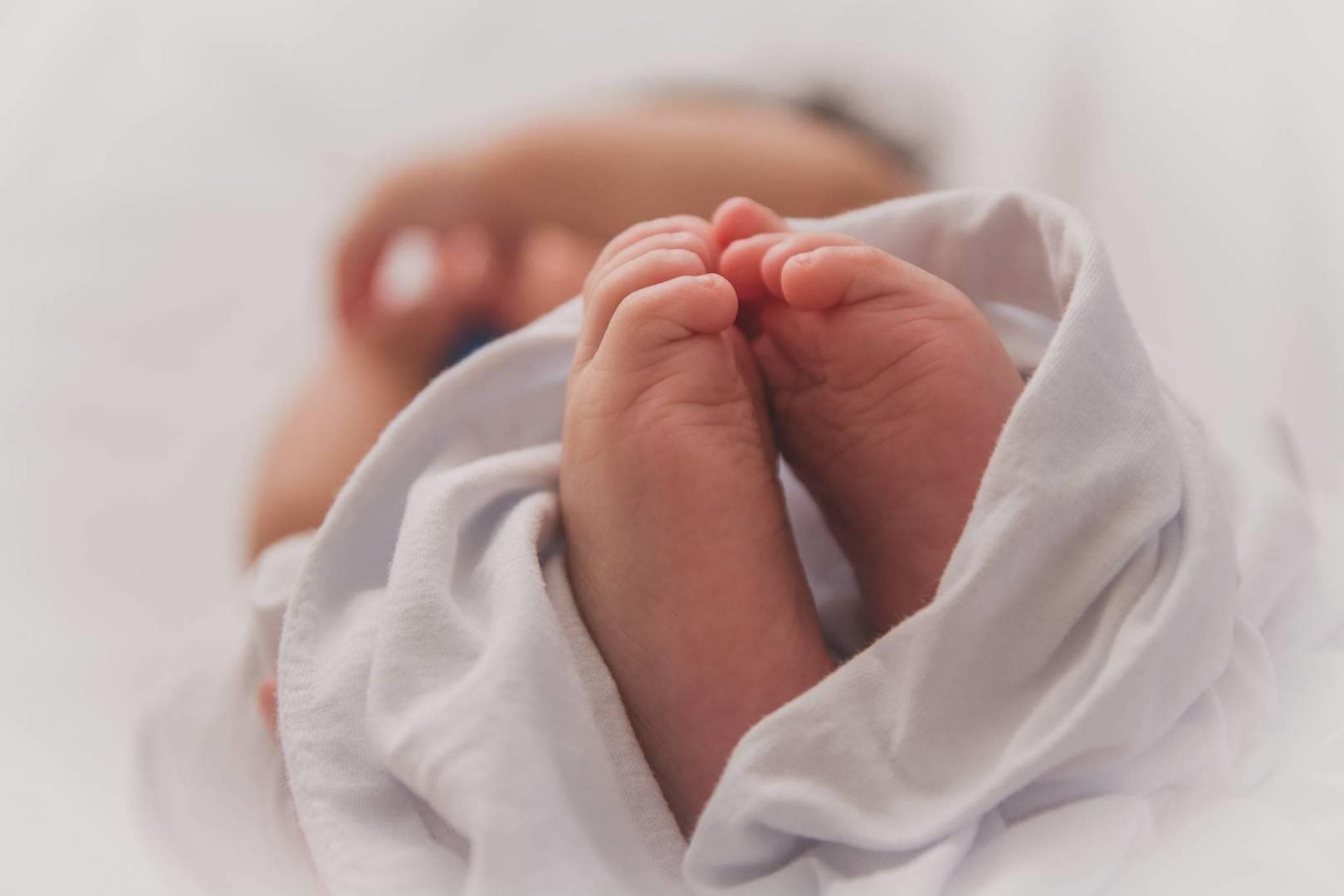 بيده خلف رأسه ورجل فوق الأخرى.. رضيع يشعل مواقع التواصل بوضعية استرخائه الغريبة (فيديو) 