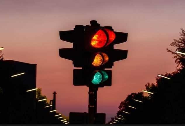 عودة إشارات المرور... لكن المخالفات مستمرة
