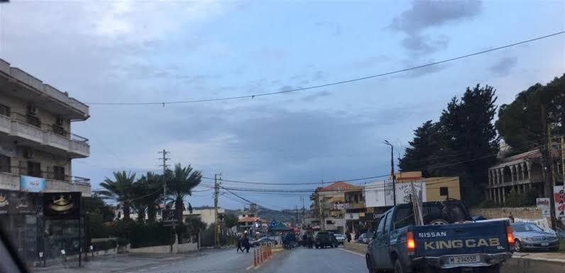 بسبب خلافات شخصية.. إشتباك مسلح ورمي قنابل في الكورة! (فيديو)