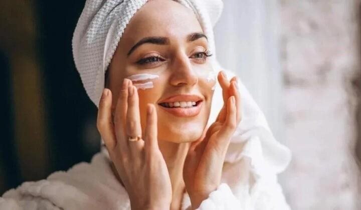 السيروم أم المرطب أم واقي الشمس؟ إليكم الترتيب الصحيح للعناية بالبشرة