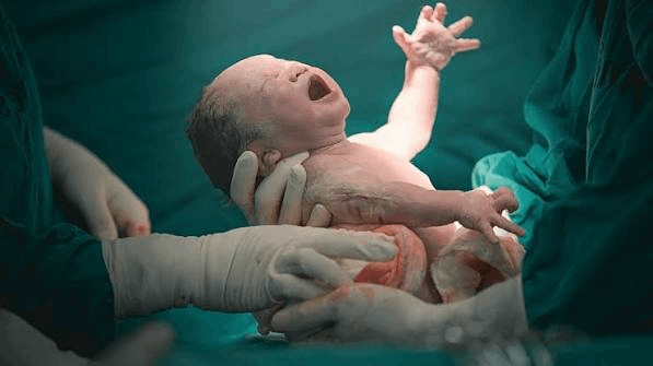 في سن الـ41... اكتشفت حملها قبل ساعات من ولادة طفلها
