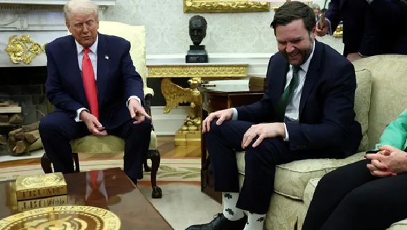 كان يقف خلفه... ماذا قال ترامب عن نائبه جي دي فانس؟