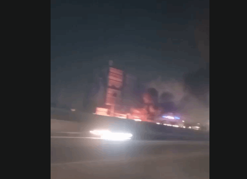 بالفيديو: قطع الطريق ليلا بالإطارات المشتعلة على طريق المطار