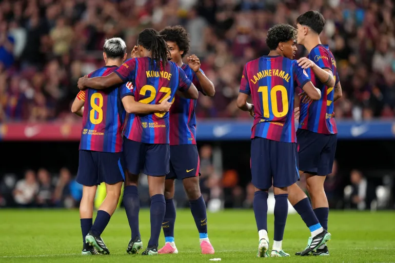 ضربة دفاعية لبرشلونة قبل الكلاسيكو.. فليك يؤكد غياب كوندي