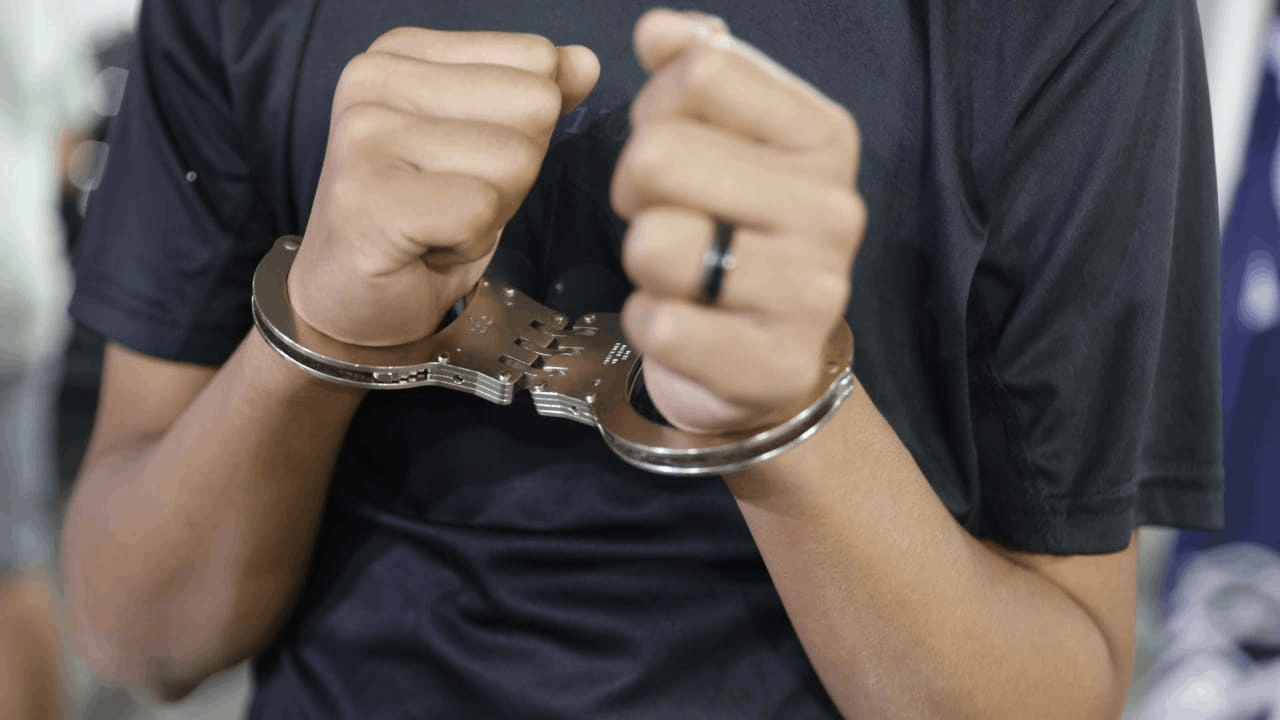 مدّعياً أمراً إلهياً.. إسرائيلي اعتدى بوحشية على صديقته وقتل كلبها