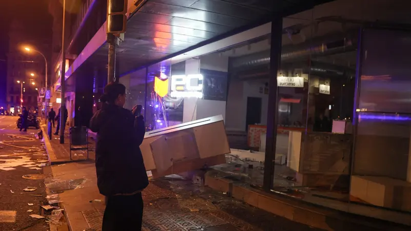بعد عمليات نهب تحت غطاء التظاهر.. توقيف 128 شخصا في برشلونة 