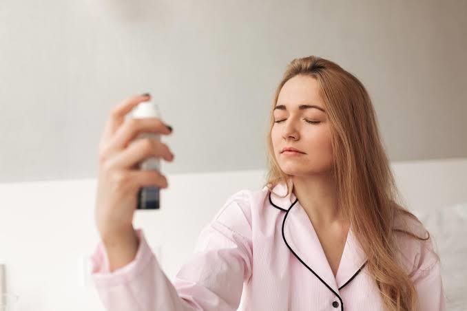 بخاخ الوجه المرطب أم البودرة؟ إليكِ الخيار الأنسب لمكياج الشتاء