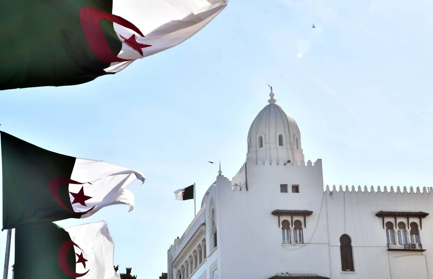 الجزائر تمهّد لأول انتشار عسكري خارج حدودها منذ 1973