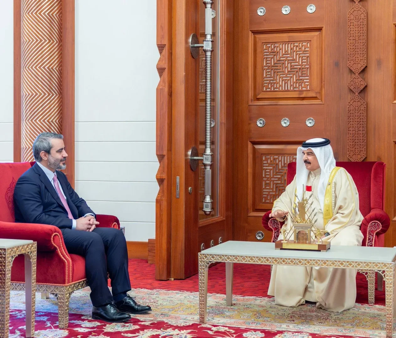 تطورات المنطقة بين ملك البحرين ووزير الخارجية السوري 