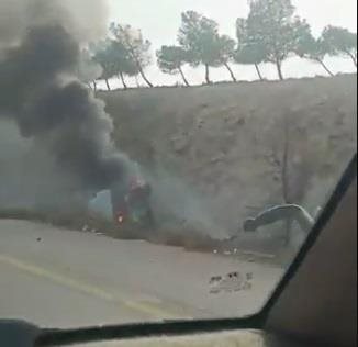 إستهداف سيارة على الطريق بين دمشق وحمص... ومقتل شخص