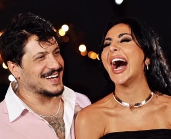 فيديو رومانسيّ من داخل السيارة... هكذا عايد محمد الدايخ حبيبته ترف التقي بعيدها