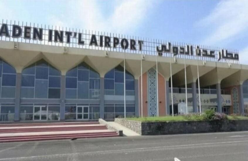 بصاروخ بالستيّ... الحوثيون استهدفوا مطار عدن