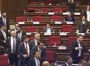 فيديو يُوثّق ما حصل داخل البرلمان الأرميني... نواب في الأرض وقذف للكراسي