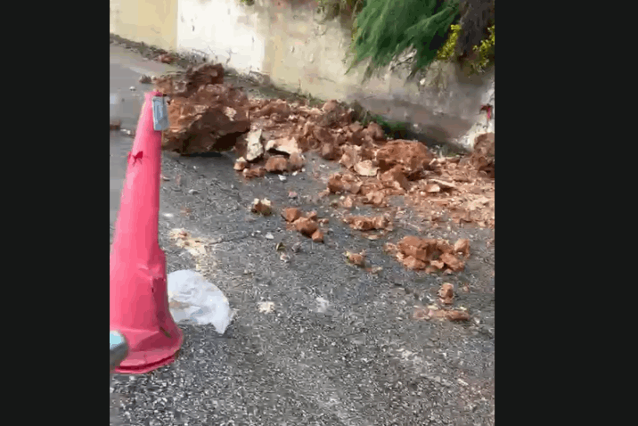 بسبب الأمطار.. انهيار جزء من الجبل المحاذي لطريق الهيكلية باتجاه ضهر العين (فيديو)