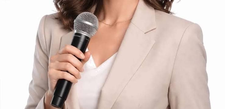 بسبب الإطلالات الجريئة.. سجال بين فنانة وإعلامية شهيرة ونقيب الفنانين! (فيديو)