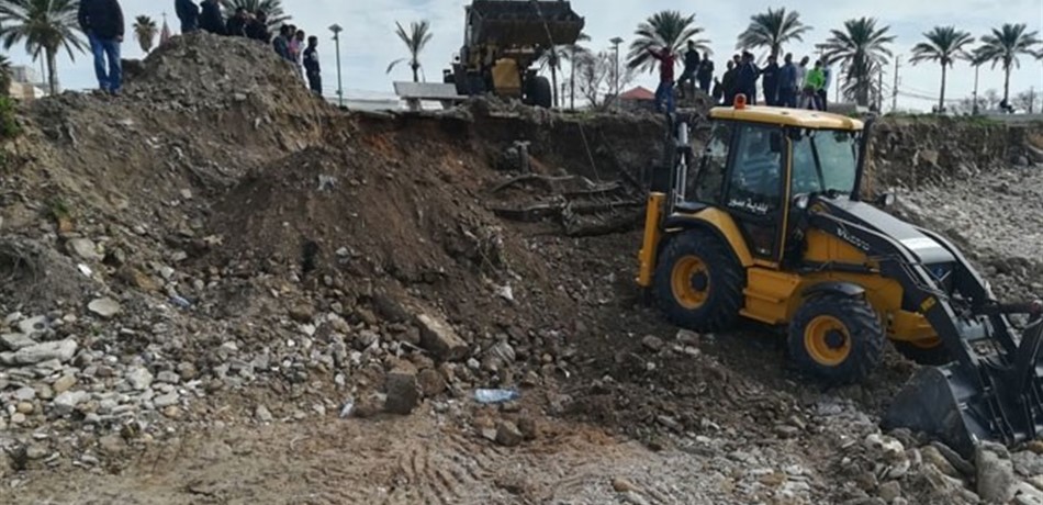قطعة سلاح على شاطىء صور تكشف عن "مستوعب" تحت الأرض<br/>