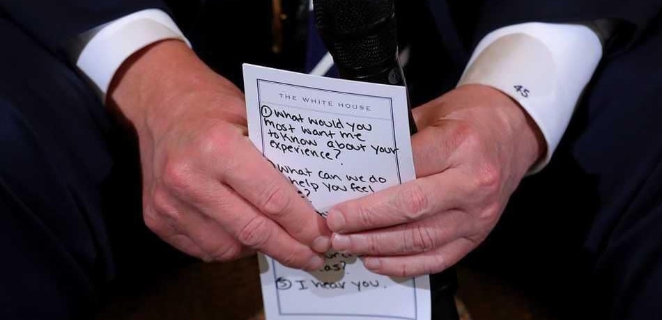 بالصور.. ما سرّ ورقة ترامب؟<br/>