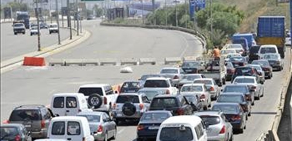 من خلدة باتجاه بيروت.. حركة المرور "خانقة"